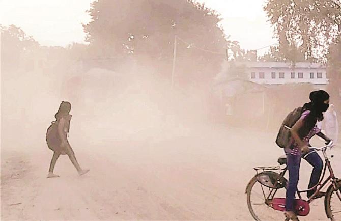 Shelter: Cyclist in the morning fog and other .Picture:Inquilab