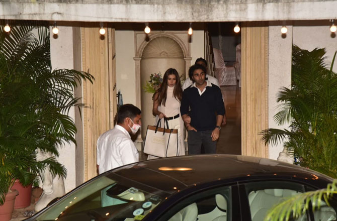 <p style="text-align: right;">ادار جین اپنی گرلفرینڈ تاراستاریا کے ساتھ نظر آرہے ہیں</p>
<p style="text-align: right;">تصویر : مڈ ڈے</p>