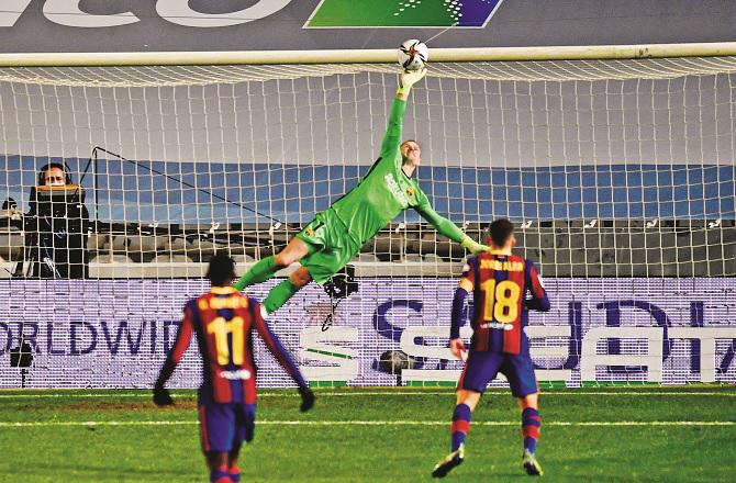 Barcelona goalkeeper Mark Stegen showed great performance in the penalty shootout and saved 2 penalties.Picture :PTI