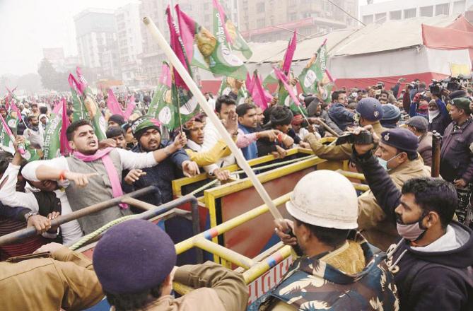  Jan Adhikar Party workers and police face to face.Picture :PTI