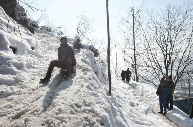 Kashmir Snowfall - Pic : PTI
