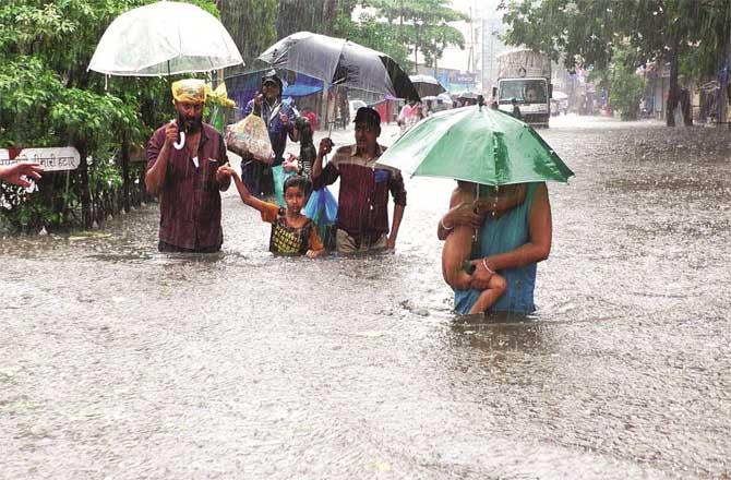 Many areas in Bhiwandi were inundated with 3 to 4 feet of water which caused severe hardships to the citizens.Picture:Inquilab