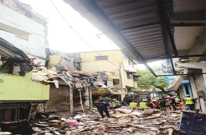 four people were killed when a house collapsed in Govandi on Saturday morning.Picture:Inquilab