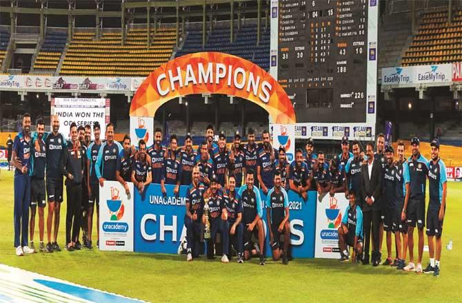 The Indian team and support staff that beat Sri Lanka on home soil can be seen with the trophy.Picture:PTI