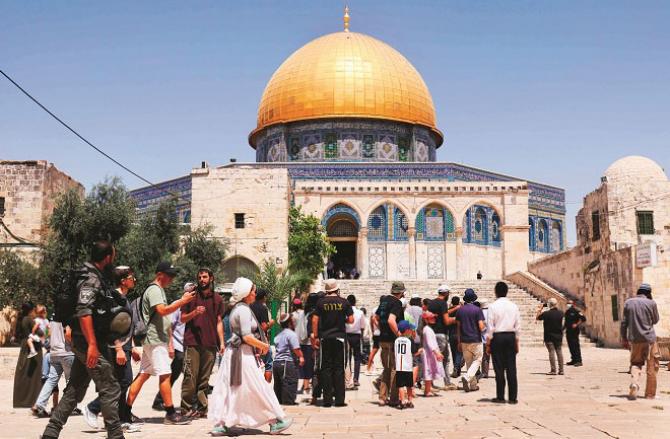  A caravan of Jews enters Jerusalem under the protection of the force.Picture:Agency