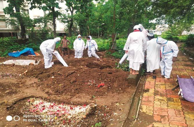 Members of the Islamic Da`wah are seen burying Corona`s body.Picture:Inquilab