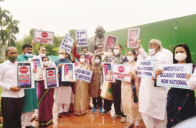 Trinamool Congress members protest outside parliament (Photo: Agency)