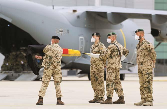 German Army personnel wrap their flag at Mazar-e-Sharif Air Base (Photo: Agency)