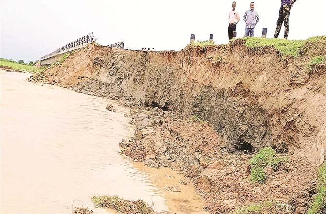Bagaha : Deoria Triwanwa road destroyed by Jhkri river flood. (Photo: Inqilab)