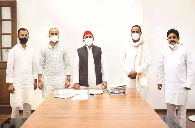 Samajwadi Party President Akhilesh Yadav with Shiv Shankar Singh Patel and other leaders.Picture:Inquilab