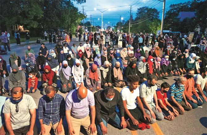 People pray for the dead in Canada