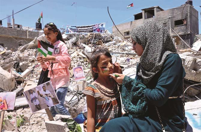 Israeli oppressed Palestinian mother and daughter demonstrate patriotism (Agency)