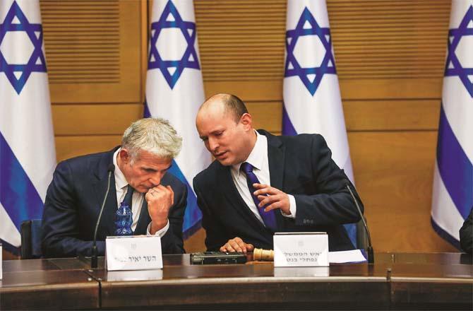 Incumbent Prime Minister Naphtali Bennett (right) with next Prime Minister Yair Labid (Photo: Agency)