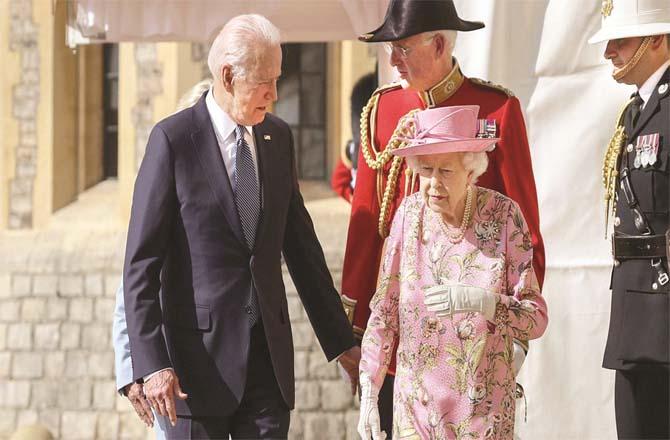 Queen Elizabeth receiving Biden at Windsor Castle (Photo: Agency)
