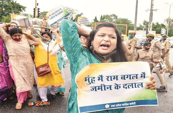 Congress workers protest against scam in Uttar Pradesh.Picture:PTI