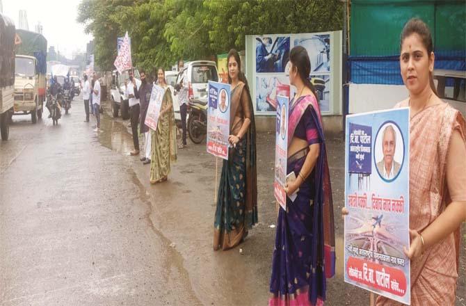 n Bhiwandi, human chained protesters stand with placard.Picture:Inquilab