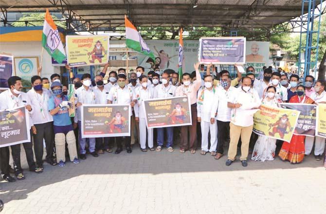 Congress leaders and workers protest outside a petrol pump.picture:Inquilab