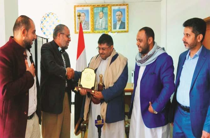 Hamas leader Abu Shamala handing shield to Houthi leader Mohammed Ali al-Houthi (shoulder shawl).Picture:PTI