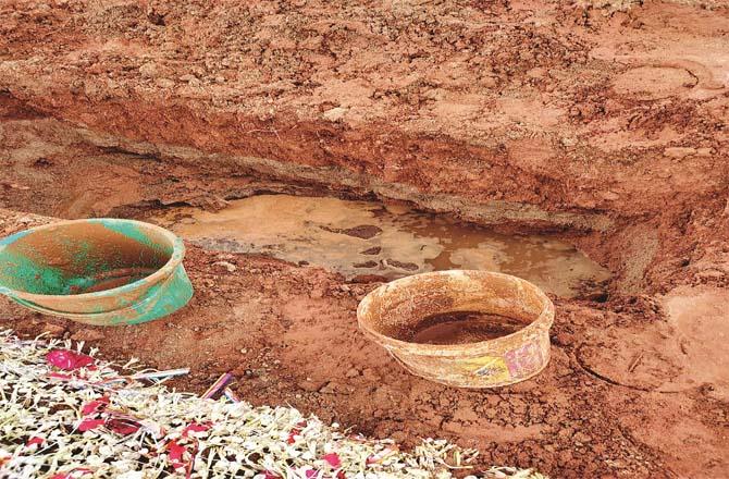 When digging a grave, there is a problem of dirty water coming from the ground.Picture:Inquilab