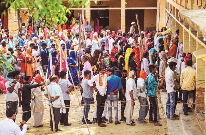 Gorakhpur: Voters queue during Panchayat elections. Picture : PTI