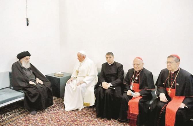 Pope Francis talking to Supreme Leader Ayatollah Sitani.Picture:INN