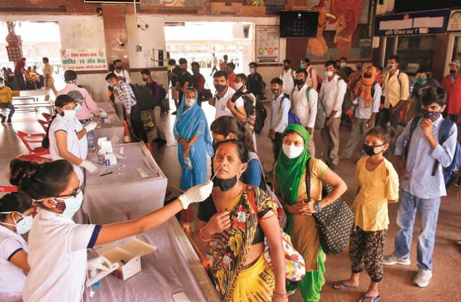 Coronet test of Mumbai visitors at Patna station. Picture:PTI