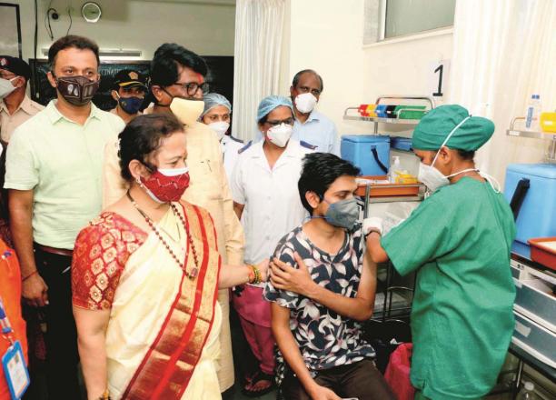 Mayor Kishori Padnikar inspecting a vaccination center.Picture:Midday