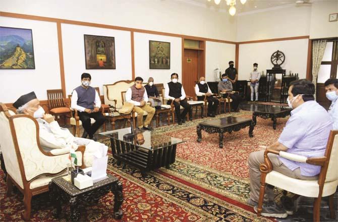 A delegation of businessmen called on Governor Bhagat Singh Koshiari.Picture:Inquilab