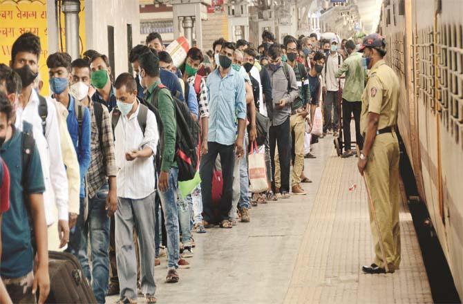 Passengers arriving at the Kurla terminal are getting out of the queue.Picture:Inquilab