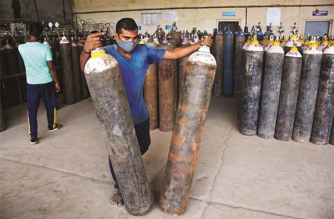 Oxygen cylinders are being provided by various leaders.picture:PTI