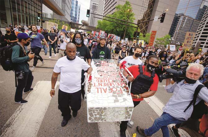 Protesters make symbolic coffin of George Floyd (Photo: Agency)