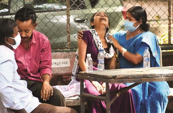 JJ, the widow of the slain Tripat Sarkar of Kolkata, is sighing outside the hospital. They were married 3 months ago.Picture:Inquilab