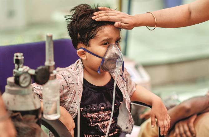A child infected with cod receives oxygen from a Gurdwara anchor in Ghaziabad.Picture:PTI