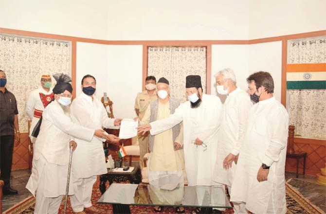 Muslim delegation handing over memorandum to Governor.Picture:Inquilab