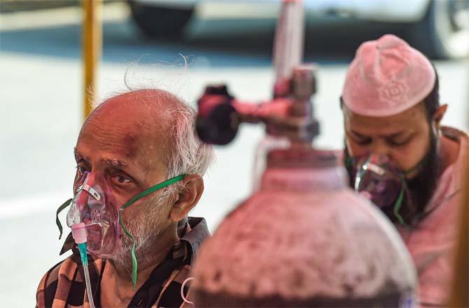 Corona victims who were not hospitalized taking oxygen.picture:PTI