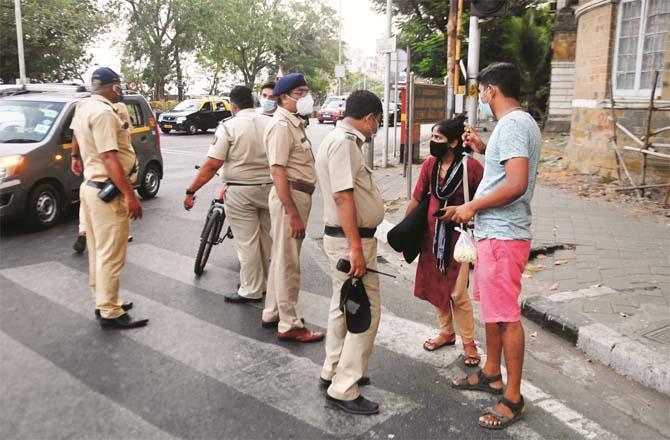 Police are cracking down on those who roam the streets for no reason.Picture:Inquilab