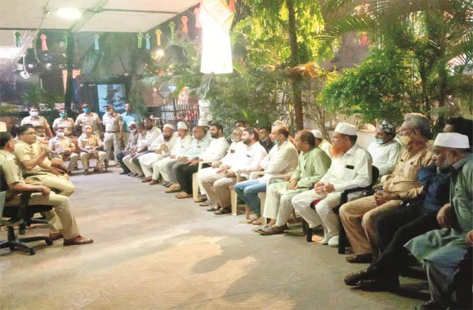Trustees of the mosques and members of the mahalla committee can be seen at the meeting held at Nirmal Nagar police station.