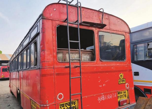 The rear window of the ST bus was shattered due to stone pelting..Picture:INN