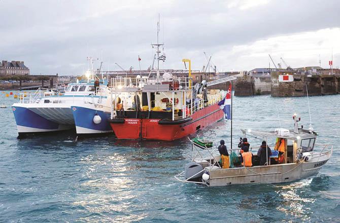 france fishermen intercept English ships