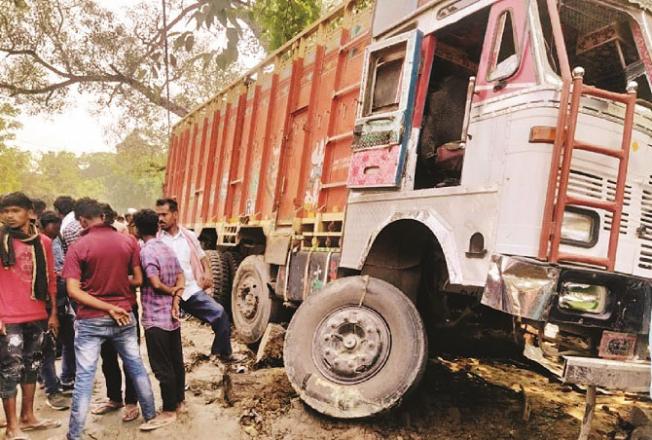 Ghazipur: Locals with a truck at the crash site.Picture:INN