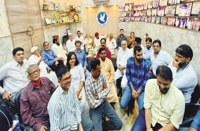 Participants can be seen at a meeting of the Kisan Alliance Front at the Mumbai Peace Committee office.