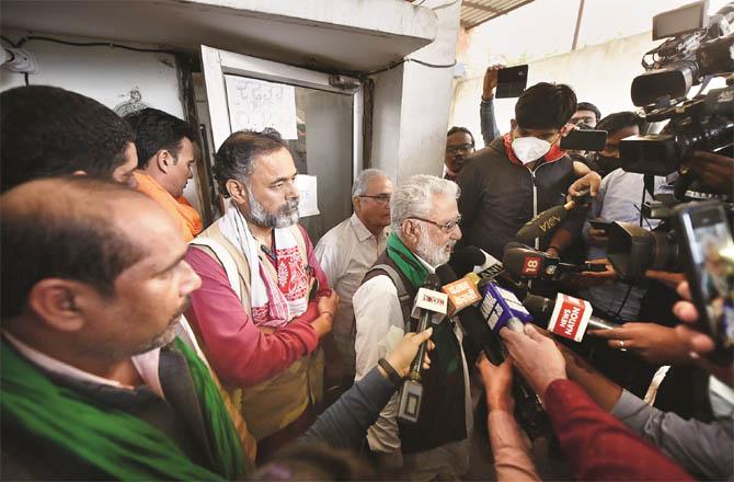 Farmer leaders Darshan Pal and Yogendra Yadav talking to media after meeting of farmers` organizations. (PTI)