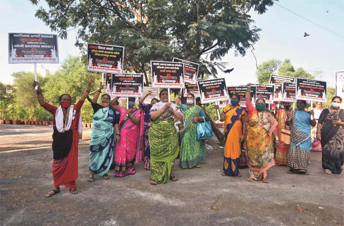 Women belonging to the Koli community can be seen protesting against the land grab.