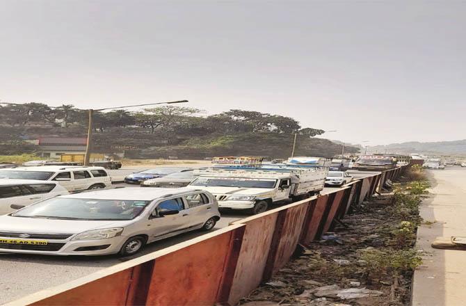 The closure of half of the bridge caused severe traffic jams.Picture:Inquilab