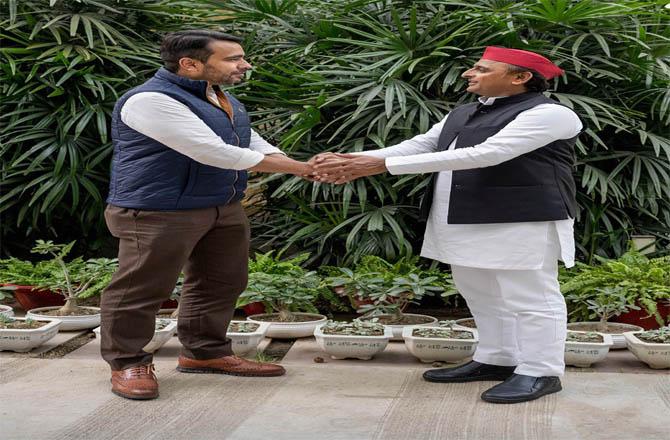 Photo released by Akhilesh Yadav on Twitter after meeting Jayant Chaudhary.