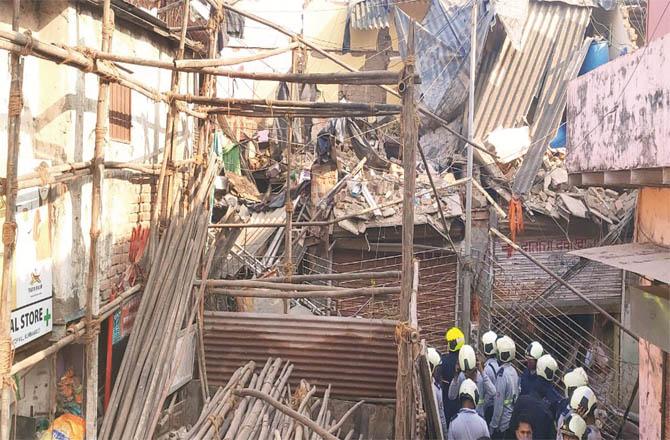 The house and shop were completely destroyed while fire brigade personnel rescued a child trapped in the house.