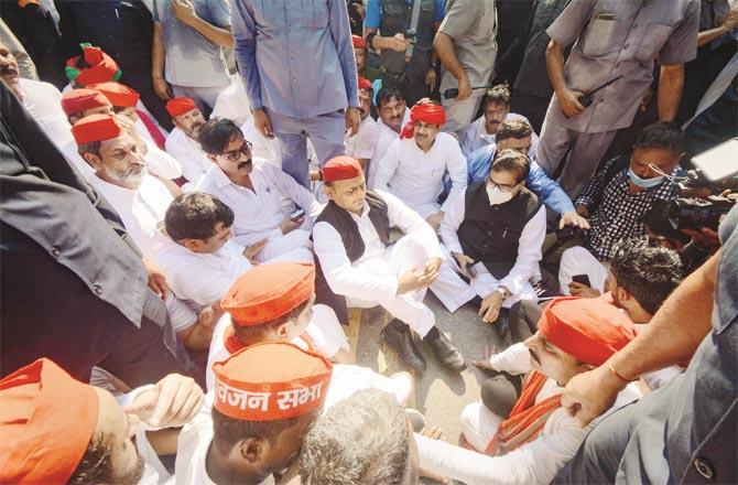 After being stopped from going to Lakhimpur, Akhilesh sat on a sit-in on the road. (PTI)