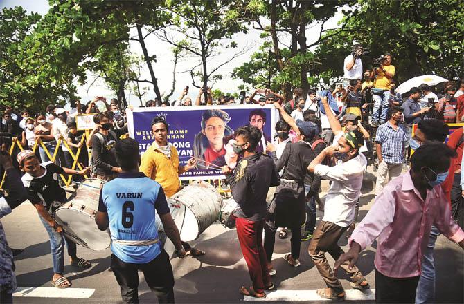 Fans celebrate outside Shah Rukh`s house on Aryan`s release.Puicture:Inquilab