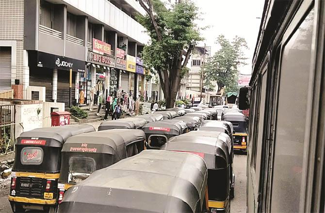 Vehicles are seen stuck in traffic in Bhiwandi.Picture:Inquilab