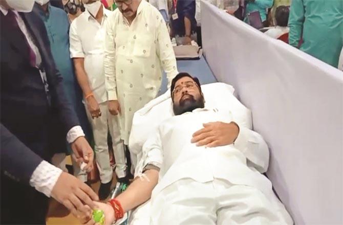 Minister of State Eknath Shinde donating blood.Picture:Inquilab